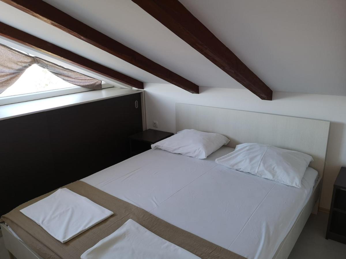 Apartments With A Parking Space Lopar, Rab - 16680 Bagian luar foto