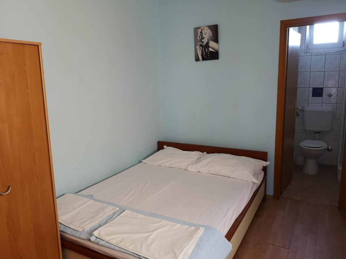 Apartments With A Parking Space Lopar, Rab - 16680 Bagian luar foto